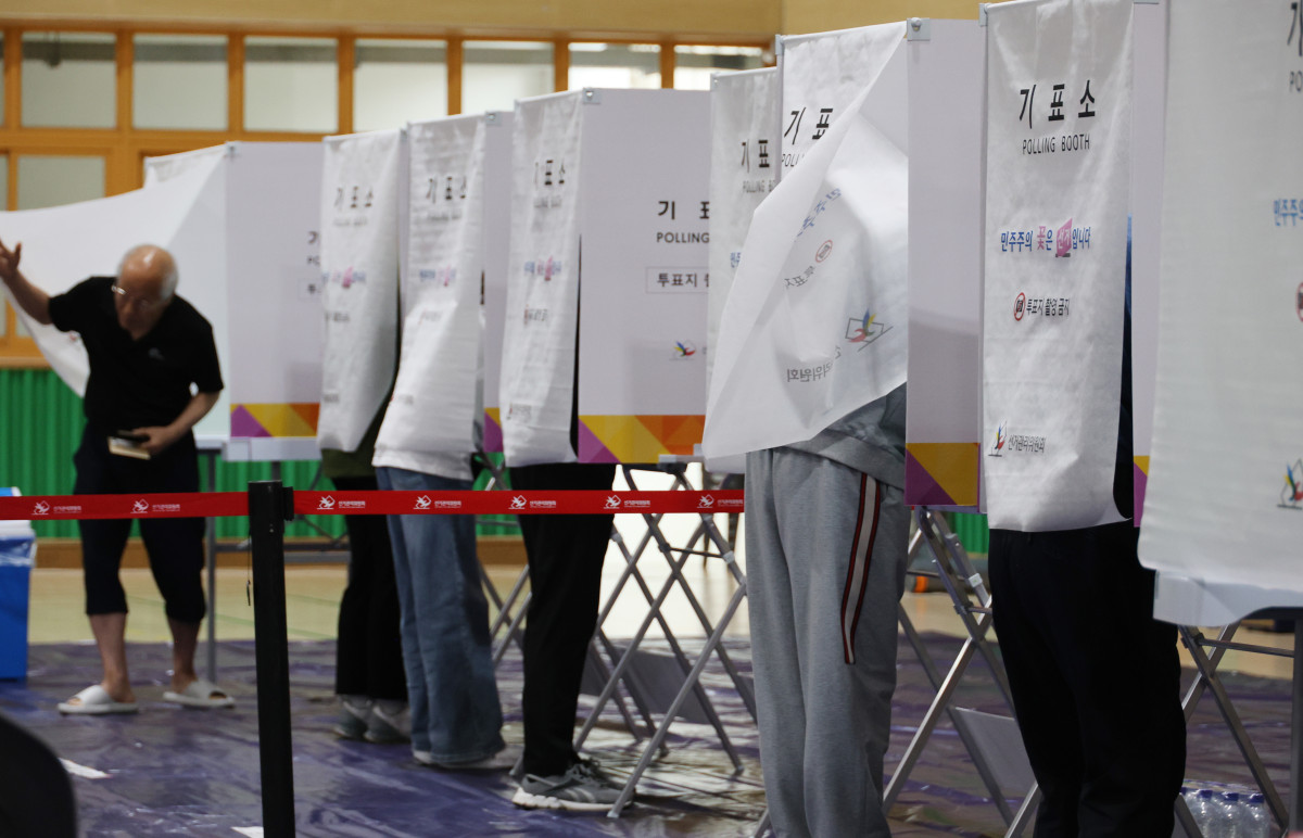 ▲제9회 전국동시지방선거 사전투표일인 29일 충북 청주 창신초등학교 사전투표소에서 시민들이 투표하고 있다. (연합뉴스)