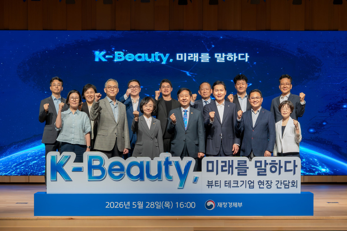 ▲한국콜마 종합기술원을 방문한 구윤철 경제부총리(앞줄 왼쪽에서 네 번째)와 오유경 식품의약품안전처장(앞줄 왼쪽 세 번째), 윤상현 콜마그룹 부회장(앞줄 왼쪽 다섯 번째) 등이 기념 촬영을 하고 있다. (사진제공=한국콜마)