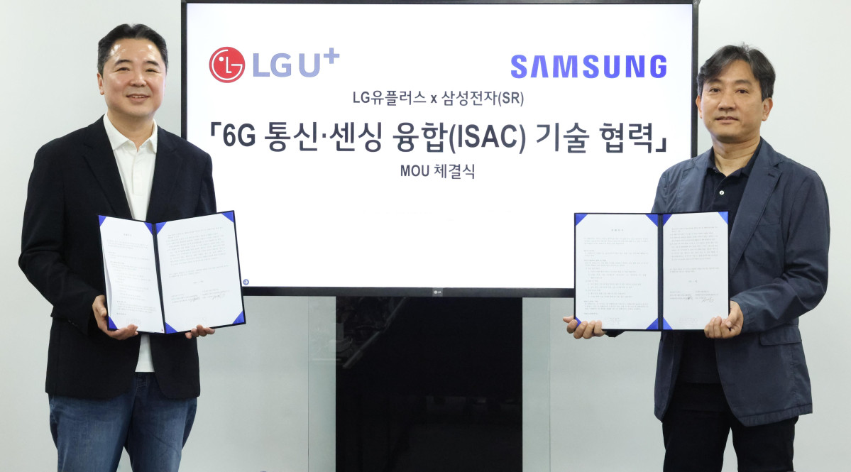 ▲LG유플러스는 삼성전자와 통신·센싱 융합 기술 연구개발 협력을 위한 양해각서(MOU)를 체결했다고 29일 밝혔다. 사진은 27일 오전 서울 강서구 LG사이언스파크 마곡사옥에서 열린 협약식에 이상엽 LG유플러스 CTO(왼쪽)와 정진국 삼성리서치 차세대통신연구센터장이 기념촬영을 하는 모습. (사진제공=LG유플러스)
