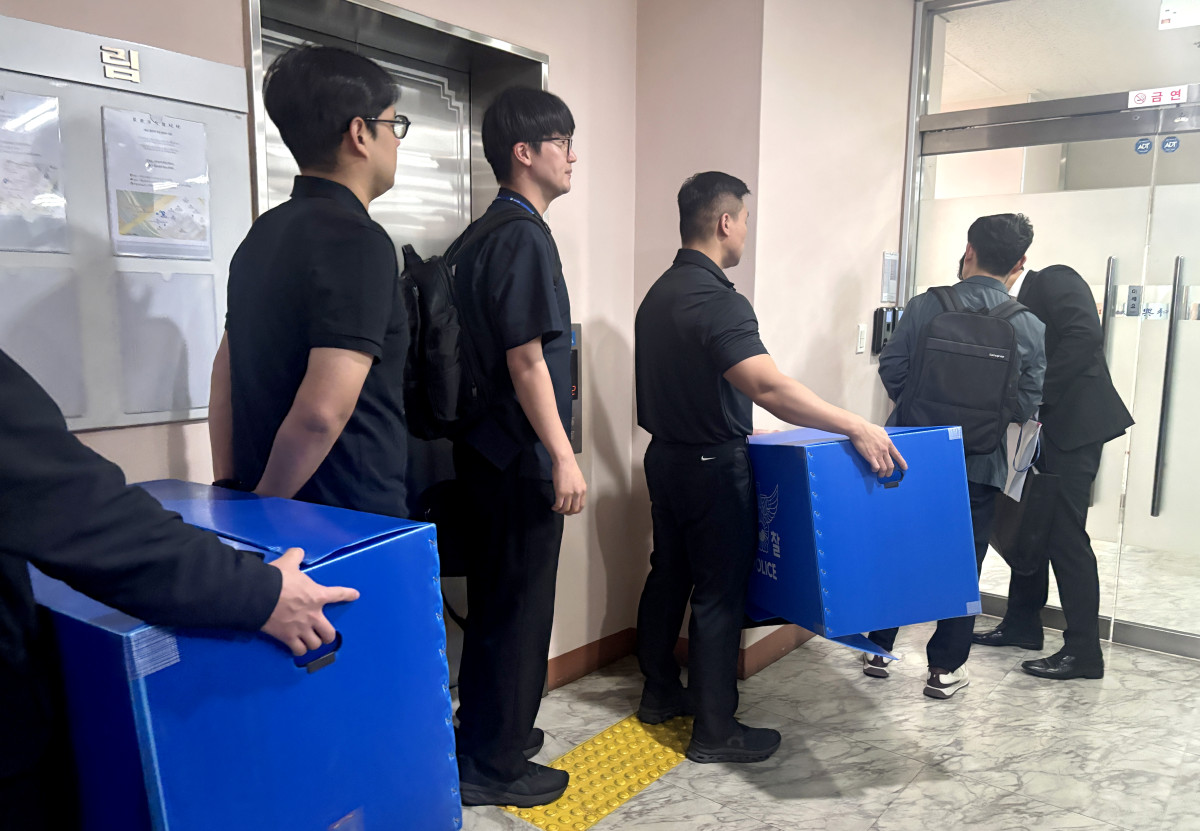 ▲경찰 관계자들이 서소문 고가차도 붕괴사고와 관련해 29일 철거 공사의 발주처인 서울 성동구 시공사 사무실에서 압수수색을 위해 들어가고 있다. (연합뉴스)