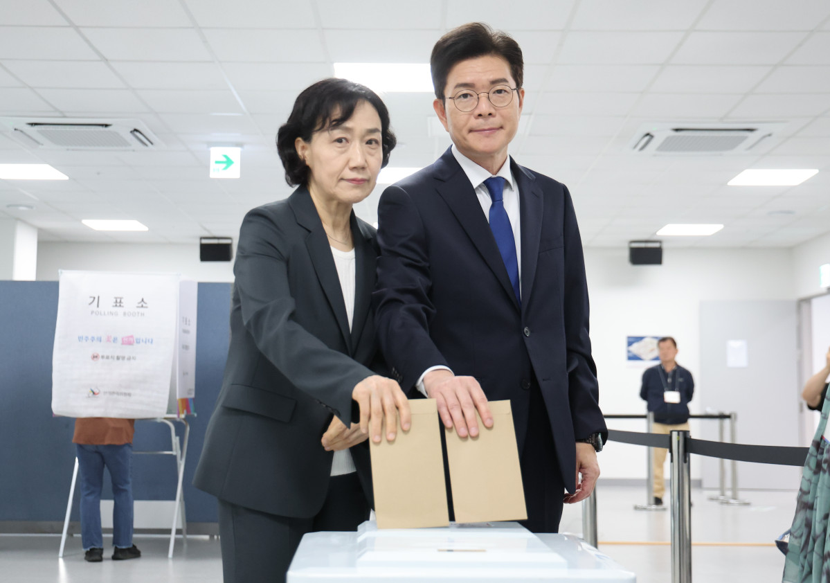▲더불어민주당 정원오 서울시장 후보와 문혜정 여사가 29일 서울 중구 소공동 행정복합청사에 마련된 제9회 전국동시지방선거 사전투표소에서 투표하고 있다. 사진=연합뉴스