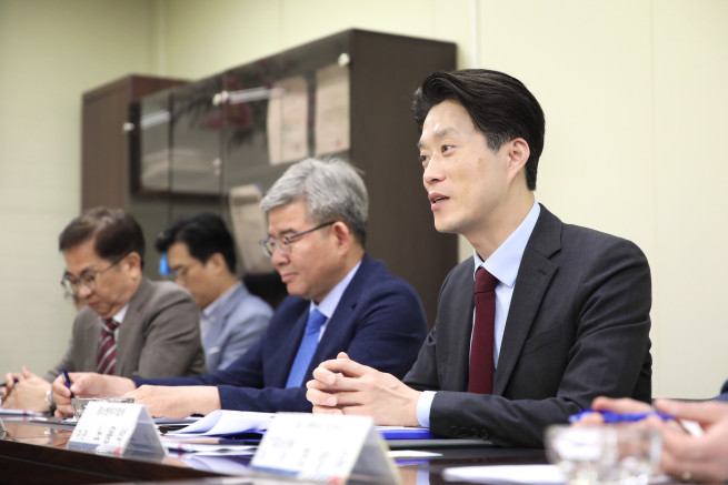 ▲노용석 중소벤처기업부 제1차관이 21일 전라북도 익산시 식품 포장재 전문기업 (주)새롬에서 열린 간담회에서 기업의 경영 애로를 점검하고 있다. (사진제공=중소벤처기업부)