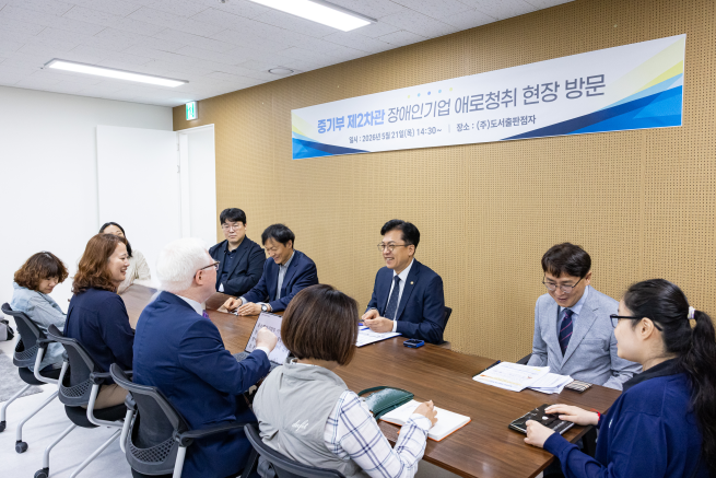 ▲이병권 중소벤처기업부 제2차관이 21일 서울특별시 종로구 소상공인시장진흥공단 서울전용교육장에서 열린 '패션·봉제 등 주요 업종 소공인 단체장들과 간담회'에서 현장 애로사항을 청취하고 있다. (사진제공=중소벤처기업부)