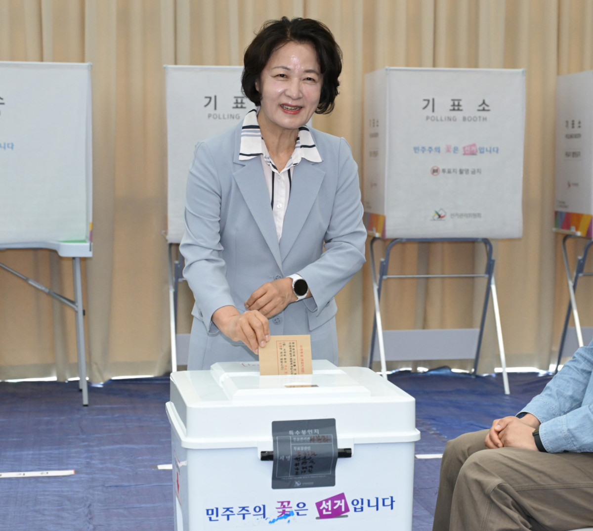 ▲추미애 더불어민주당 경기도지사 후보가 29일 경기 수원시 팔달구 인계동 행정복지센터에 마련된 사전투표소에서 투표를 하고 있다. (공동취재) (뉴시스)