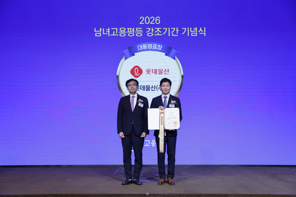 ▲롯데물산은 28일 열린 ‘2026년 남녀고용평등 강조기간 기념식’에서 남녀고용평등 우수기업 대통령표창을 수상했다. 왼쪽부터 권창준 고용노동부 차관, 장재훈 롯데물산 대표이사 (사진제공=롯데물산)