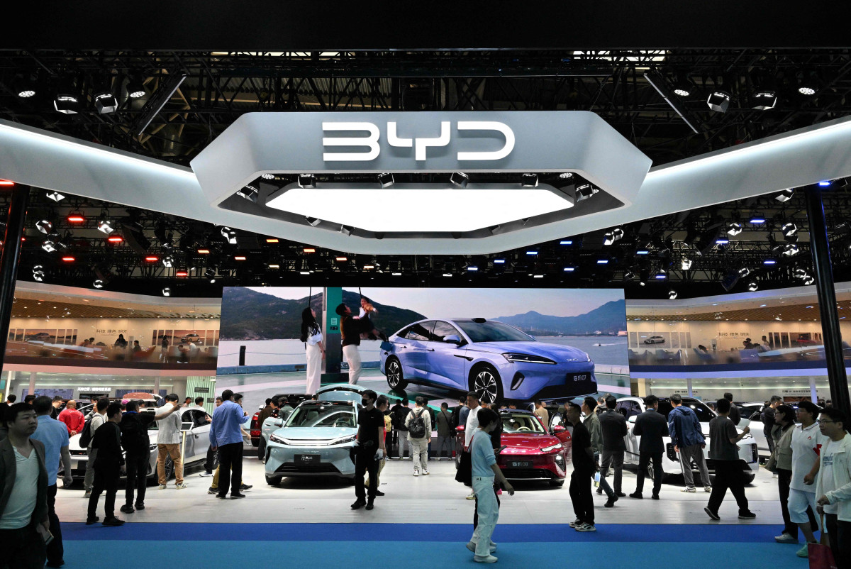 ▲2026년 4월 30일 중국 베이징에서 열린 베이징 모터쇼(Beijing Auto Show)에서 관람객들이 BYD 부스를 둘러보고 있다. 베이징/AFP연합뉴스