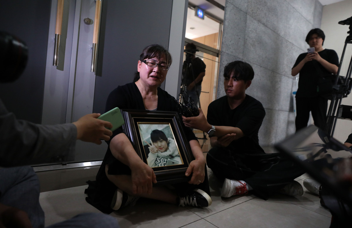 ▲권경애 변호사 학교폭력 소송 불출석 피해 당사자인 이기철 씨가 2023년 6월 19일 서울 서초구 대한변호사협회에서 열린 징계위원회 전체회의 시작을 기다리며 입장을 말하고 있다. (뉴시스)