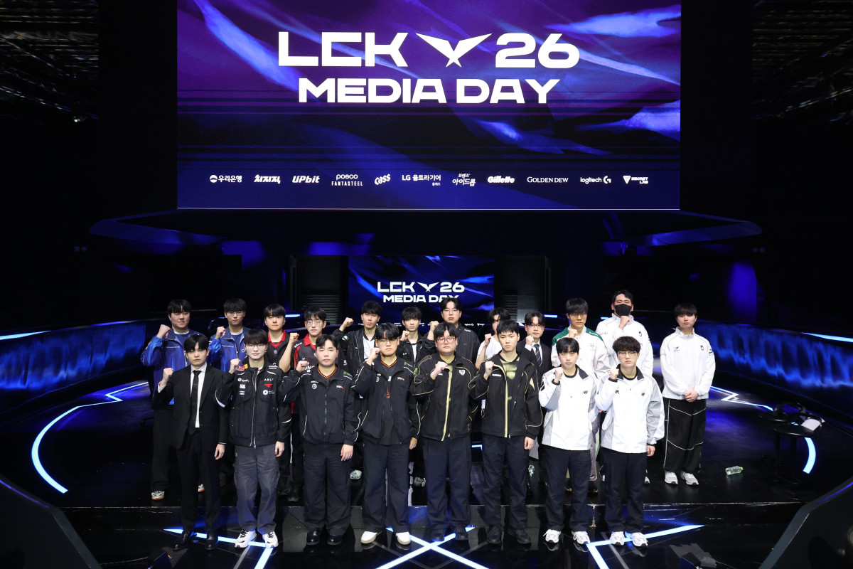 ▲3월 26일 오후 서울 종로구 치지직 롤파크에서 열린 2026 LoL 챔피언스 코리아 개막 미디어데이에서 선수와 감독들이 기념촬영 하고 있다. (뉴시스)