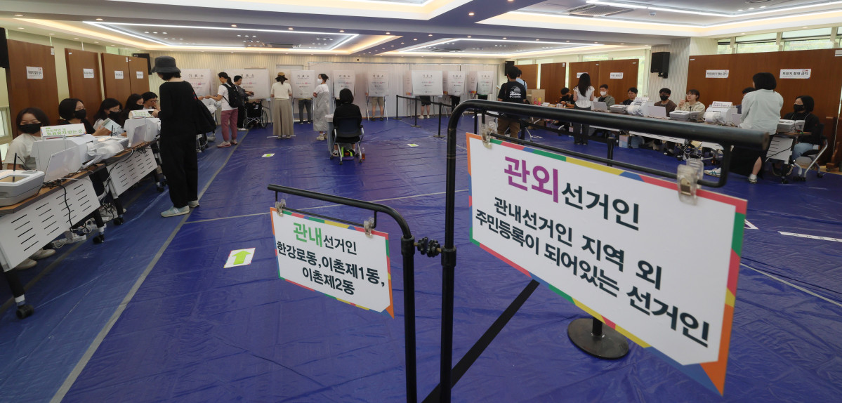 ▲6·3 지방선거 사전투표 첫날인 29일 서울 용산구 이촌1동 주민센터에 마련된 사전투표소를 찾은 시민들이 투표를 하고 있다. 신태현 기자 holjjak@