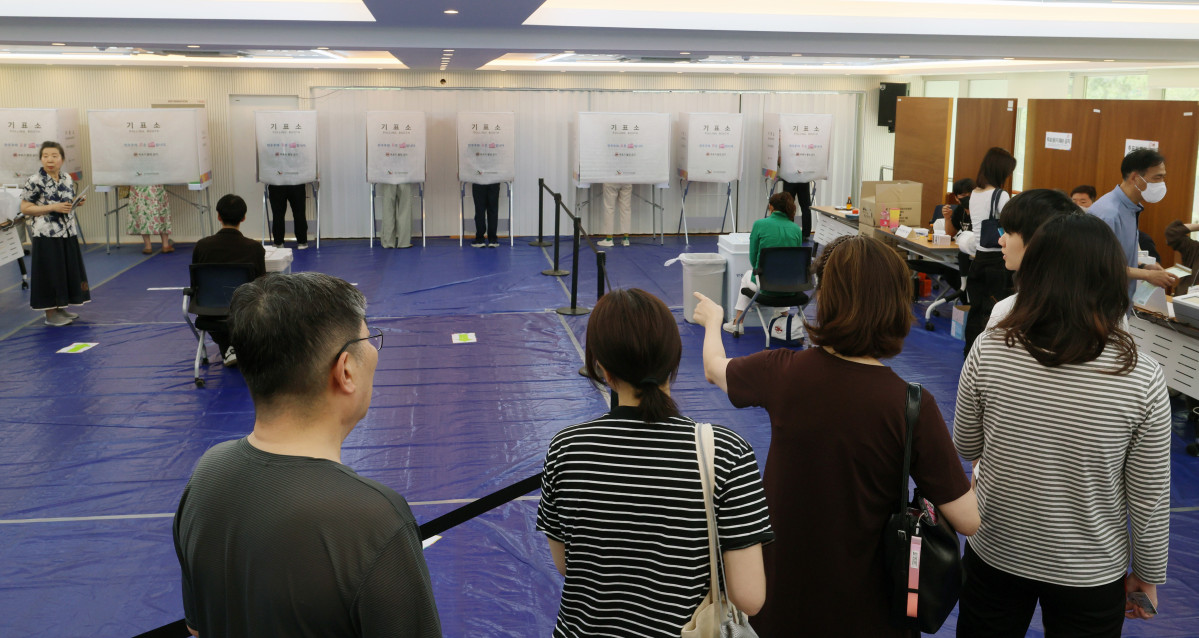 ▲6·3 지방선거 사전투표 첫날인 29일 서울 용산구 이촌1동 주민센터에 마련된 사전투표소를 찾은 시민들이 투표를 하고 있다. 신태현 기자 holjjak@