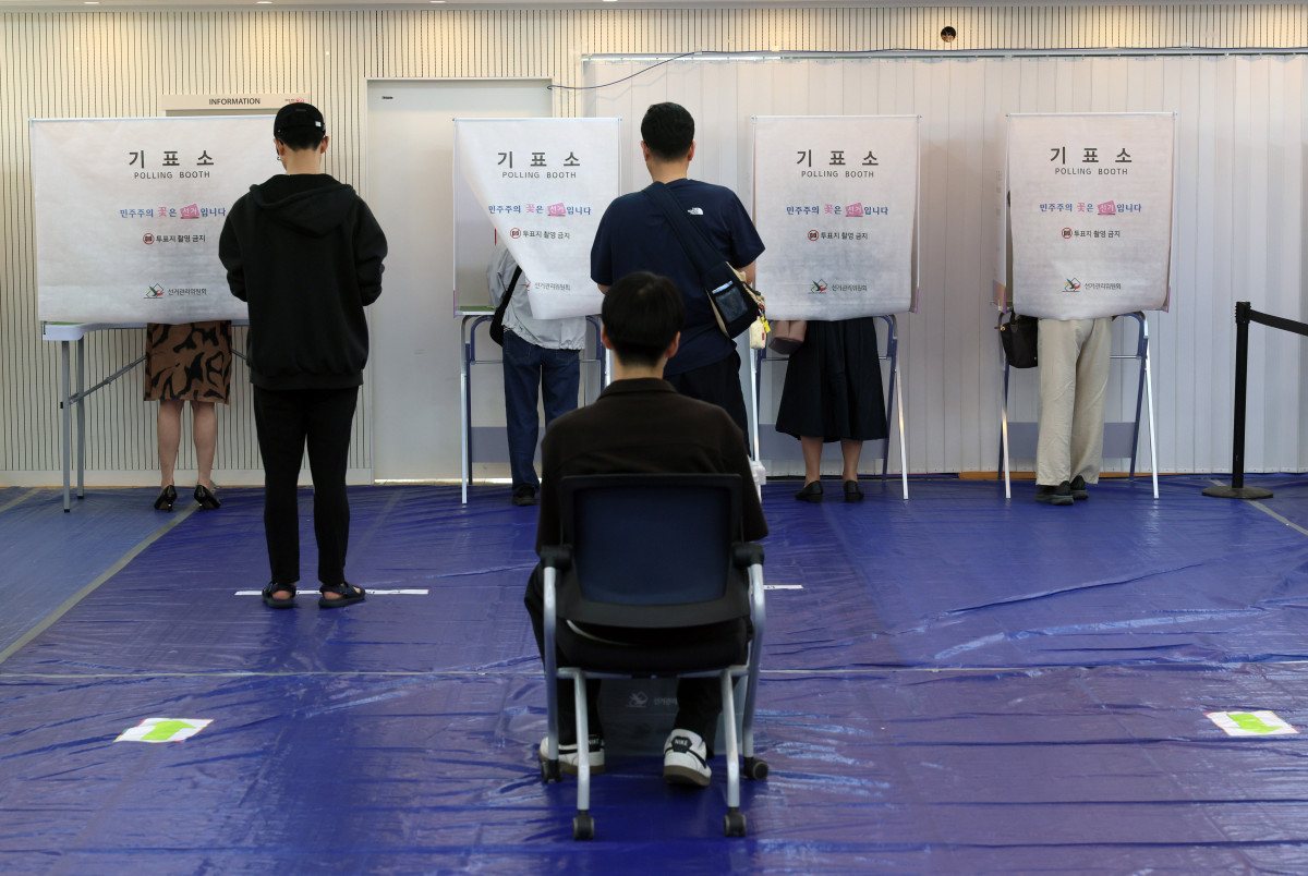 ▲6·3 지방선거 사전투표 첫날인 29일 서울 용산구 이촌1동 주민센터에 마련된 사전투표소를 찾은 시민들이 투표를 하고 있다. 신태현 기자 holjjak@