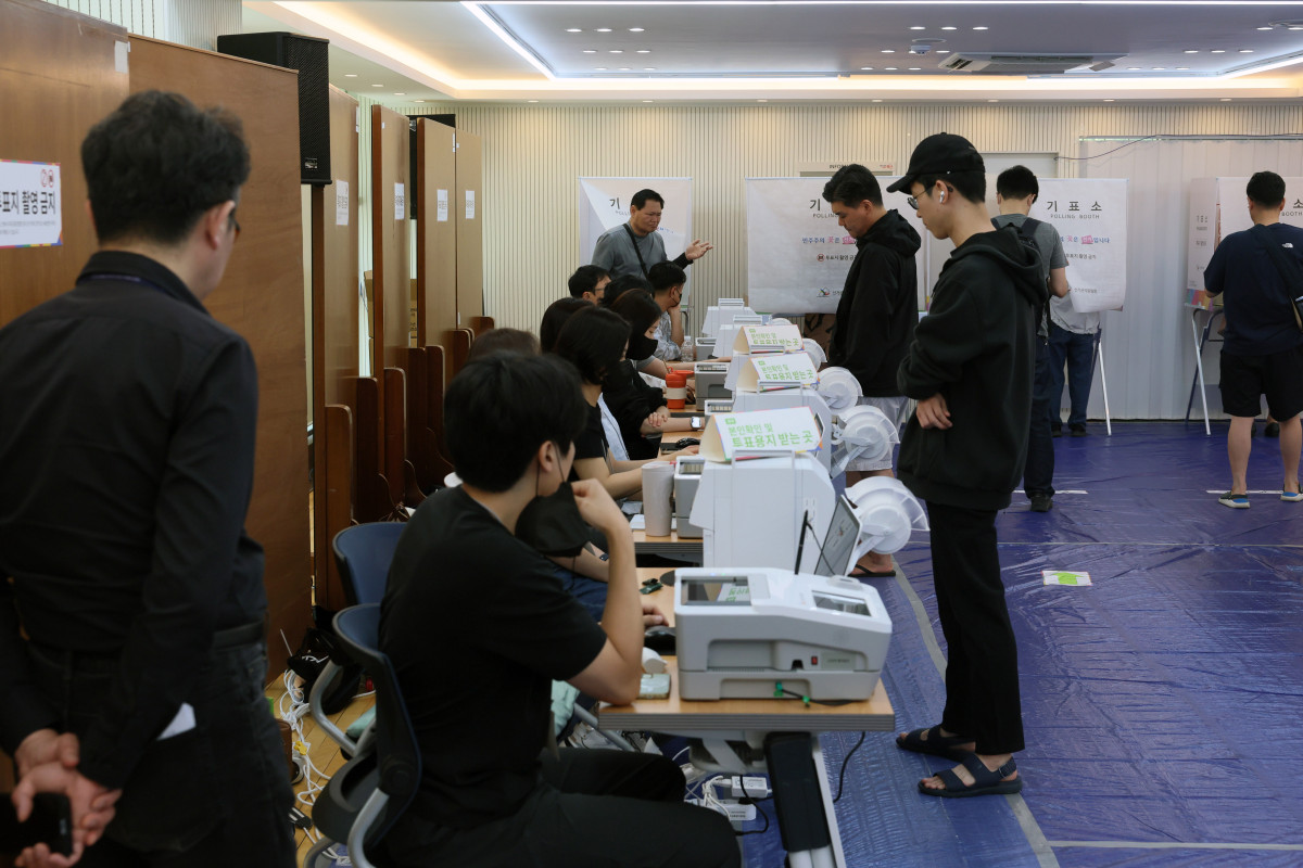 ▲6·3 지방선거 사전투표 첫날인 29일 서울 용산구 이촌1동 주민센터에 마련된 사전투표소를 찾은 시민들이 투표를 하고 있다. 신태현 기자 holjjak@
