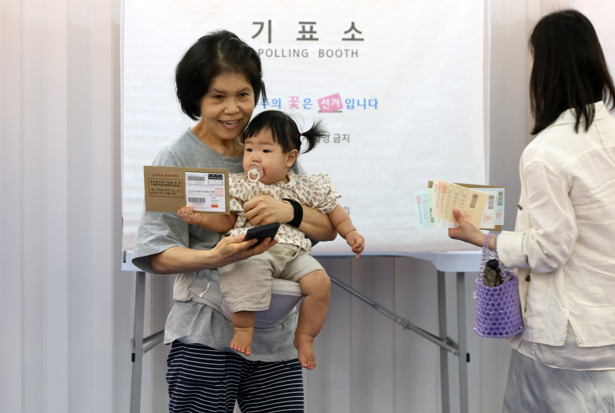 ▲6·3 지방선거 사전투표 첫날인 29일 서울 용산구 이촌1동 주민센터에 마련된 사전투표소를 찾은 한 시민과 손녀가 투표를 하고 있다. 신태현 기자 holjjak@