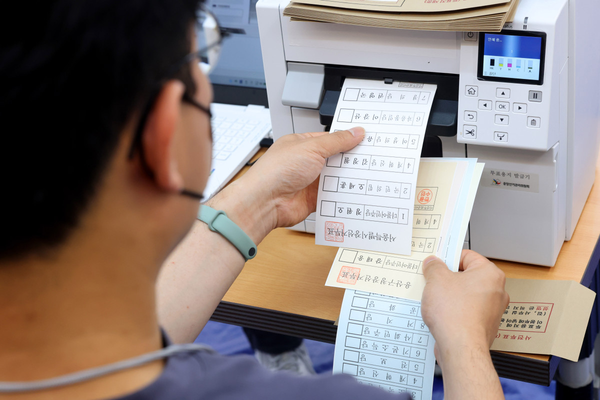 ▲6·3 지방선거 사전투표 첫날인 29일 서울 용산구 이촌1동 주민센터에 마련된 사전투표소에서 투표용지가 인쇄되고 있다. 신태현 기자 holjjak@