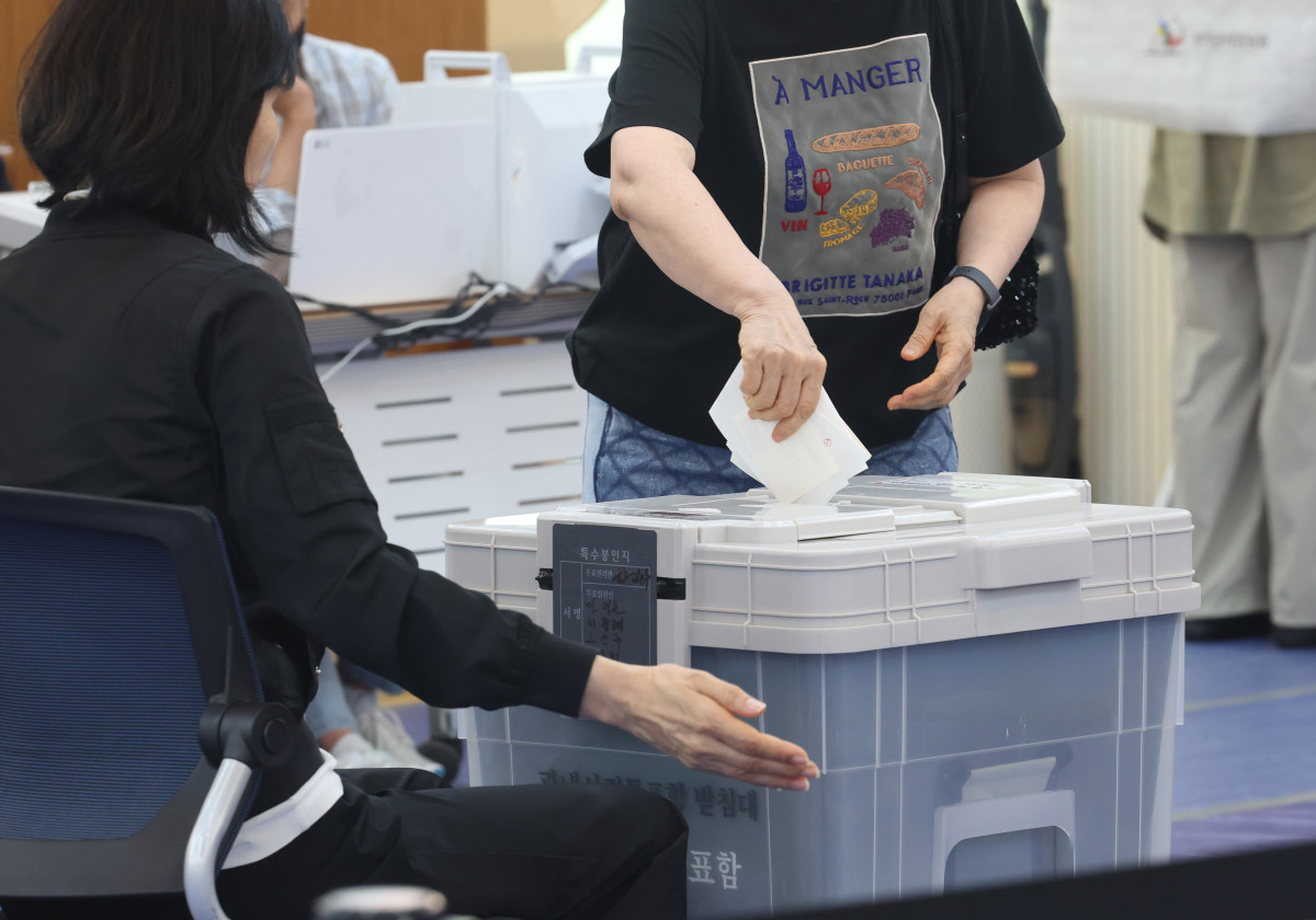 ▲6·3 지방선거 사전투표 첫날인 29일 서울 용산구 이촌1동 주민센터에 마련된 사전투표소를 찾은 시민들이 투표를 하고 있다. 신태현 기자 holjjak@