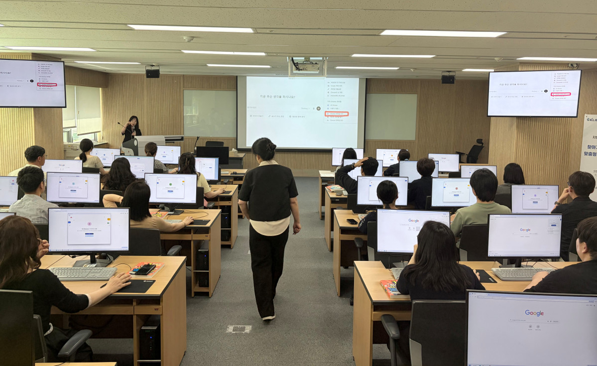 ▲충청남도의회 정보화 교육장에서 열린 한국지역정보개발원의 '찾아가는 맞춤형 AI 실무교육'에 참여한 의회 사무처 직원들이 ChatGPT 기반 업무 활용 전략 강의를 듣고 있다. (한국지역정보개발원)