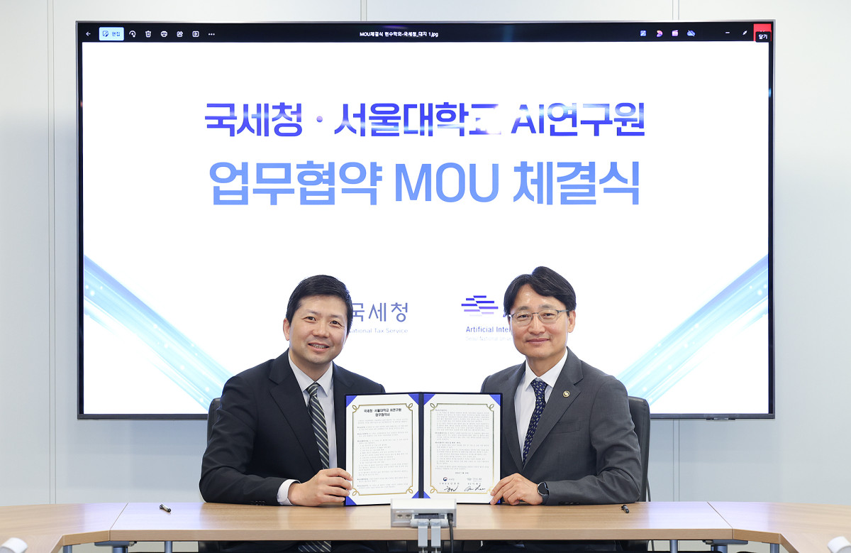▲임광현 국세청장(오른쪽)이 29일 서울대학교에서 이재욱 서울대 AI연구원 원장과 국세행정 AI 활용 및 발전을 위한 업무협약을 체결한 후 기념 촬영을 하고 있다. (사진제공=국세청)