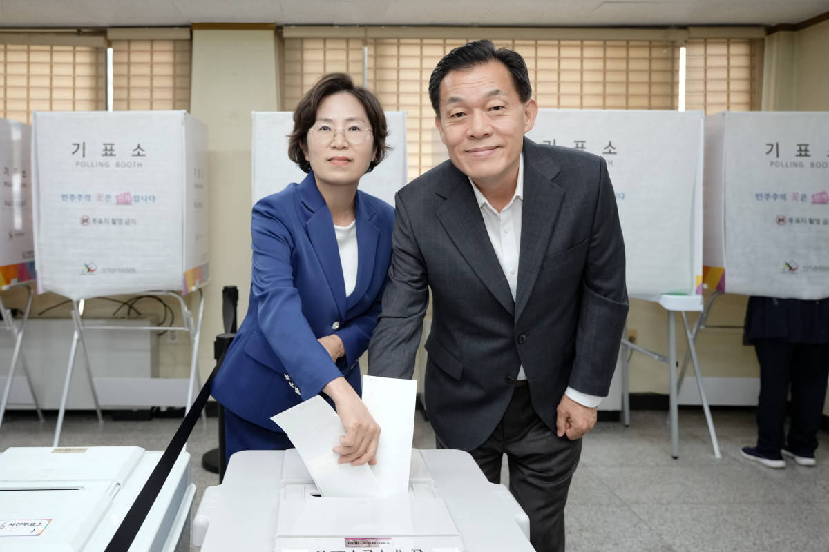 ▲이재준 더불어민주당 수원특례시장 후보와 배우자 이지영 씨가 29일 수원시 팔달구 행궁동 사전투표소에서 함께 사전투표에 참여하고 있다. (이재준 후보 캠프)