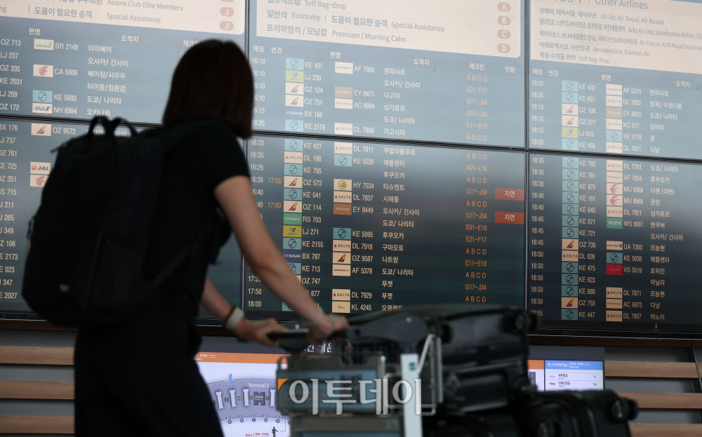 ▲중동발 지정학적 긴장 완화와 국제유가 안정세 영향으로 국제선 항공권 유류할증료가 다음 달부터 인하된다. 18일 관련 업계에 따르면 6월 국제선 항공권에는 유류할증료 27단계가 적용돼 이달보다 6단계 낮아진다. 대한항공 국제선 유류할증료도 편도 기준 최대 11만2500원 줄어들 전망이다. 이번 단계 조정에 따라 다른 국내 항공사들도 유류할증료를 순차적으로 조정할 것으로 보인다. 이날 인천국제공항 제2터미널 출국장에서 여행객이 출발정보를 보고 있다. 고이란 기자 photoeran@ (이투데이DB)