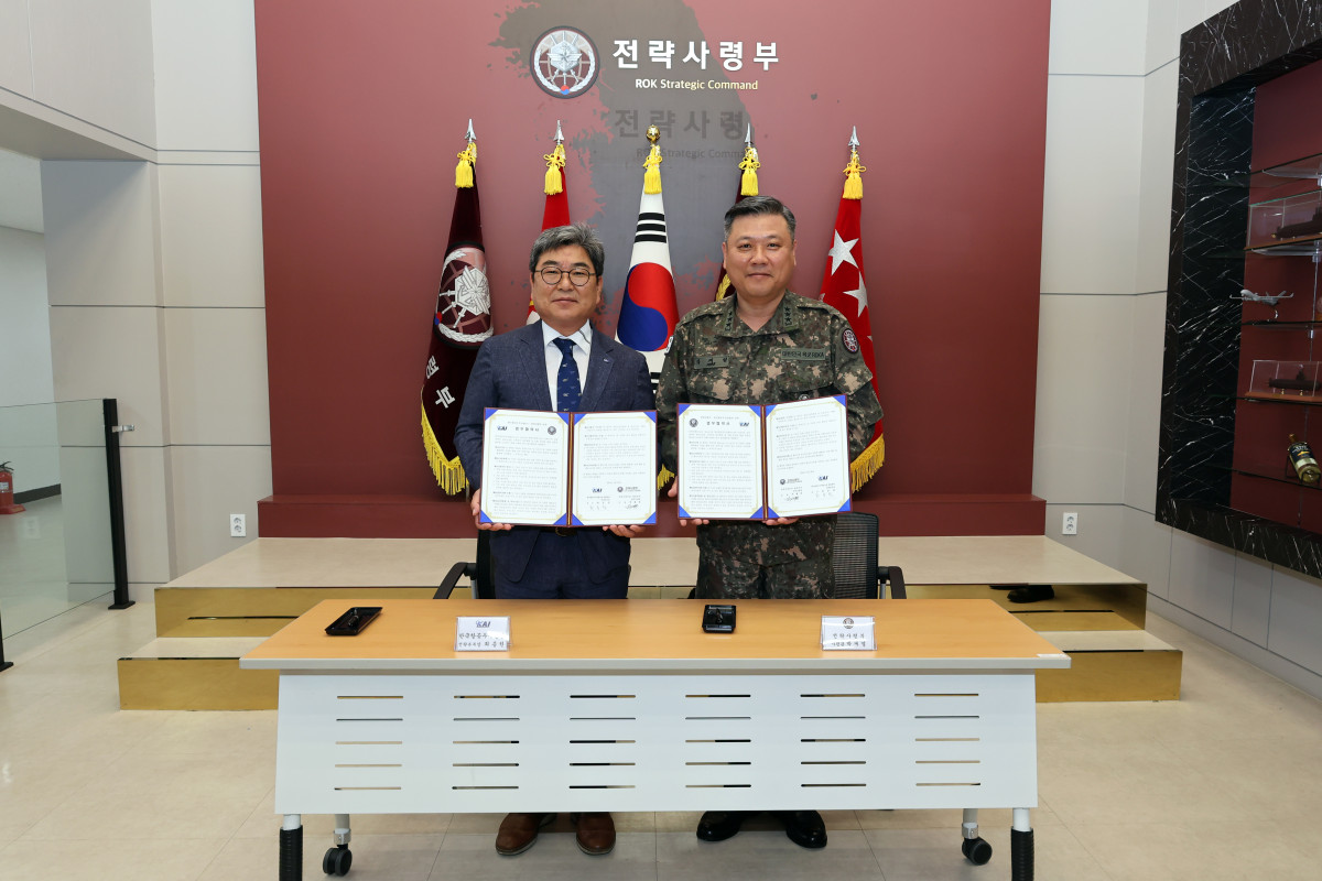 ▲KAI 최종원 전략본부장(왼쪽), 전략사령관 박재열 중장(오른쪽) (사진제공=한국항공우주(KAI))