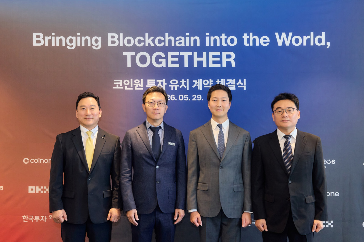 ▲(사진 왼쪽부터) 김성환 한국투자증권 대표, 네테로 다이 OKX 글로벌 마켓 총괄 대표, 차명훈 코인원 대표, 정철호 컴투스홀딩스 대표가 29일 여의도 코인원 본사에서 진행된 코인원 투자 유치 계약 체결식에 참석해 기념촬영을 하고 있다. (사진=코인원)