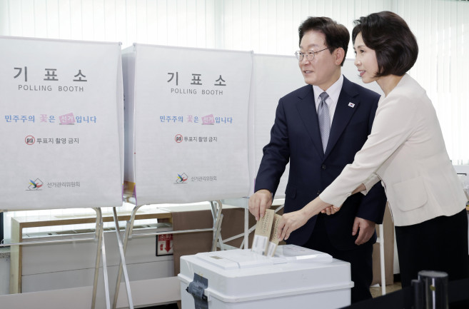 ▲이재명 대통령과 김혜경 여사가 제9회 전국동시지방선거 사전투표 첫날인 29일 서울 종로구 삼청동 주민센터에 마련된 사전투표소에서 투표용지를 투표함에 넣고 있다. (연합뉴스)