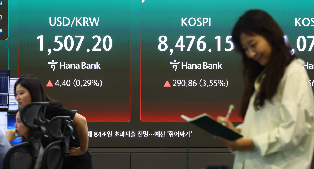 ▲코스피 지수가 전 거래일보다 290.86포인트(3.55%) 오른 8476.15에 마감한 29일 오후 서울 중구 하나은행 딜링룸 전광판에 지수가 표시돼 있다. (출처=뉴시스)