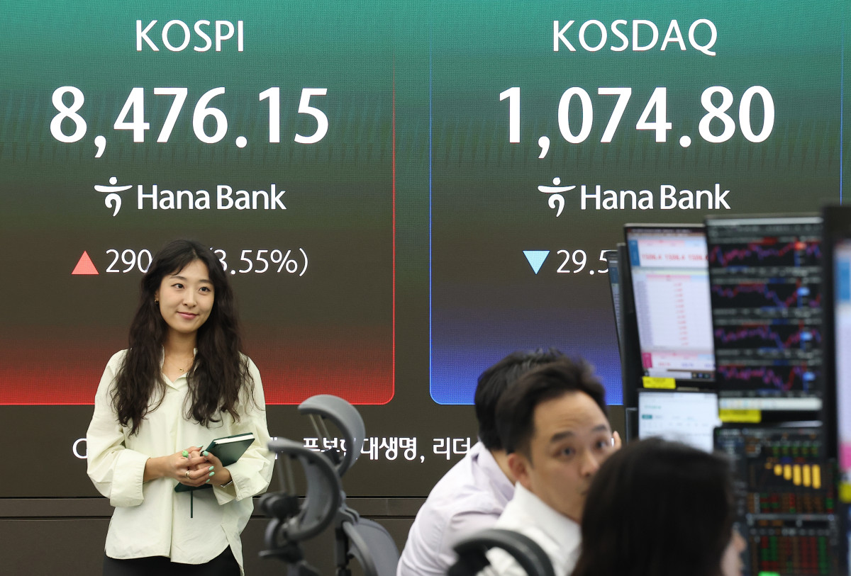 ▲29일 서울 중구 하나은행 본점 딜링룸 전광판에 코스피, 코스닥 지수가 표시돼 있다. (연합뉴스)