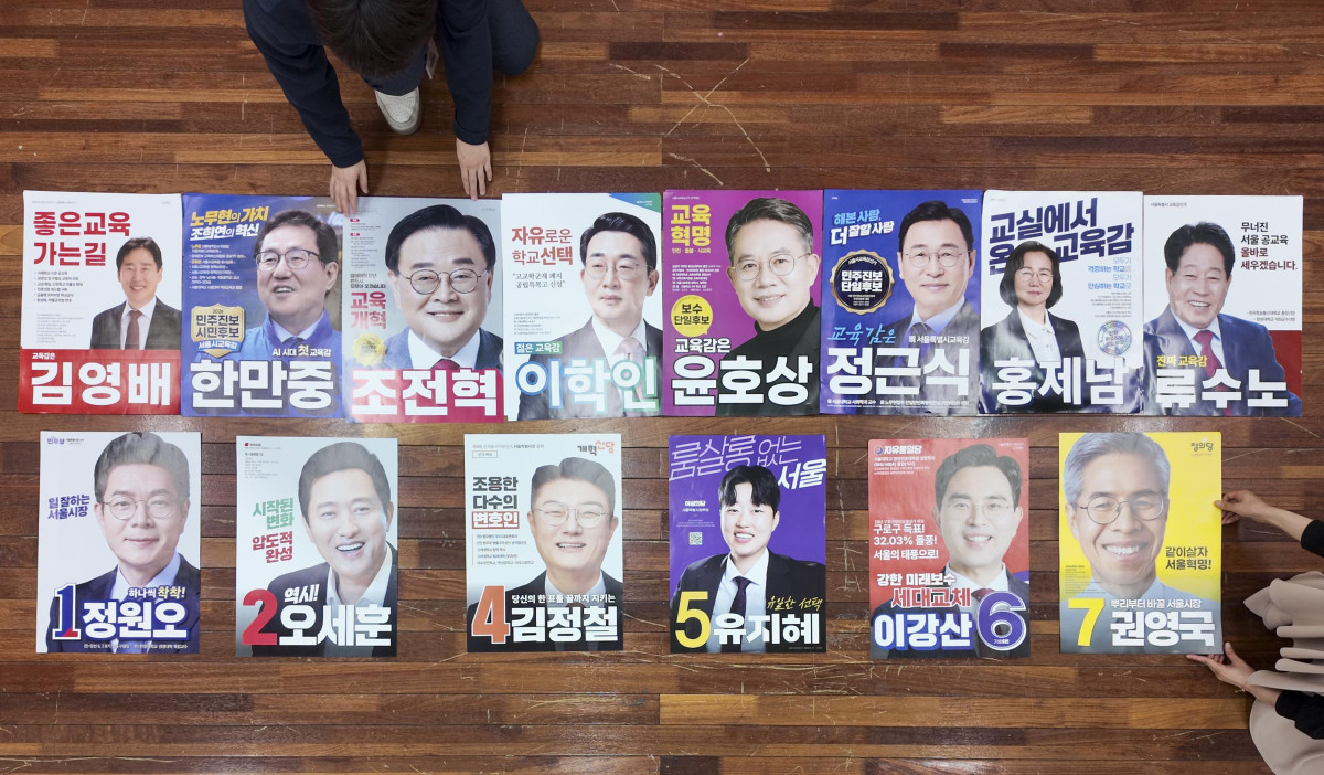 ▲20일 서울 종로구 서울시선거관리위원회에서 선관위 직원들이 제9회 전국동시지방선거 벽보를 점검하고 있다 (뉴시)