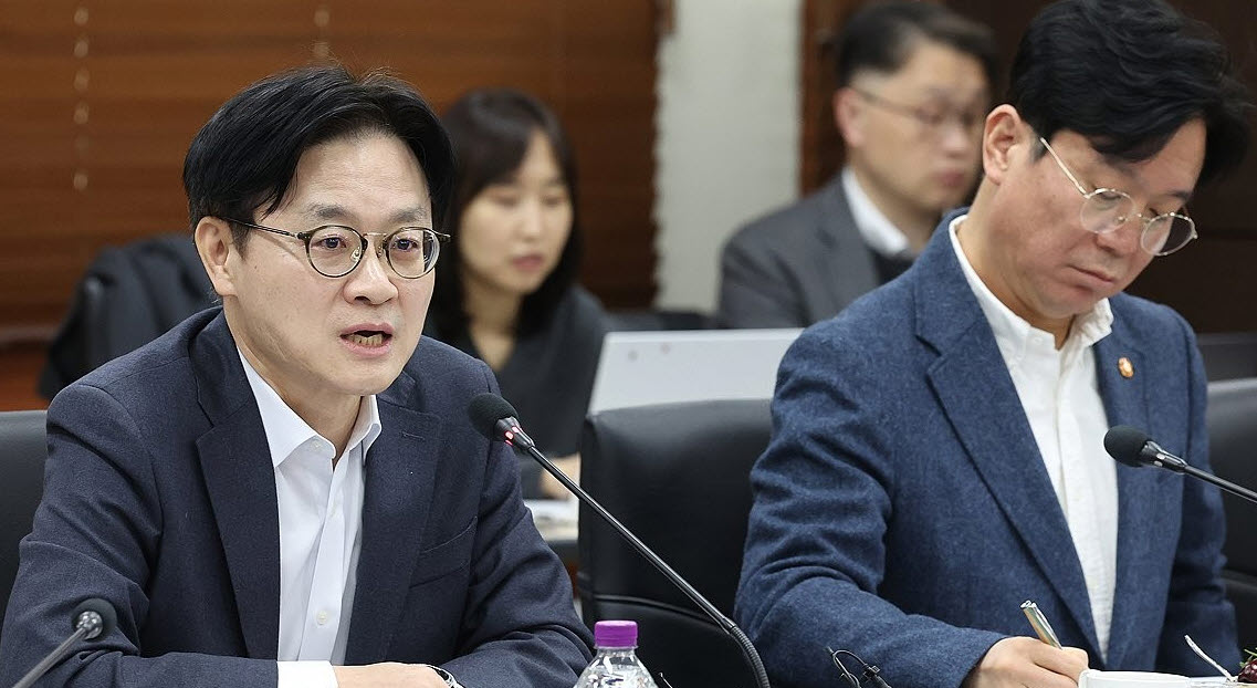 ▲김정관 산업통상부 장관이 26일 서울 영등포구 한국전력 남서울본부에서 열린 주한외국상공회의소 간담회에서 발언하고 있다. 오른쪽은 김영훈 고용노동부 장관. (연합뉴스)