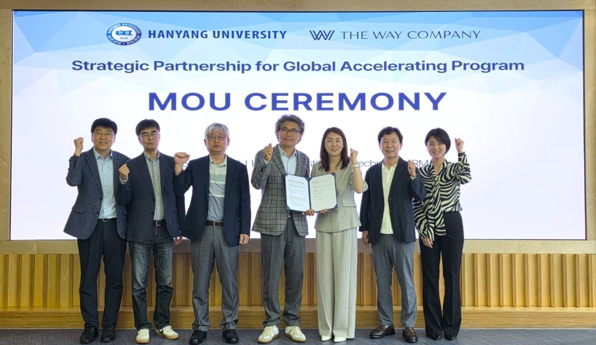 ▲한양대학교 RISE지산학협력단은 글로벌 액셀러레이터인 더웨이컨퍼니(The Way Company)와 업무협약(MOU)을 체결한 후 기념촬영을 하고 있다. (한양대)