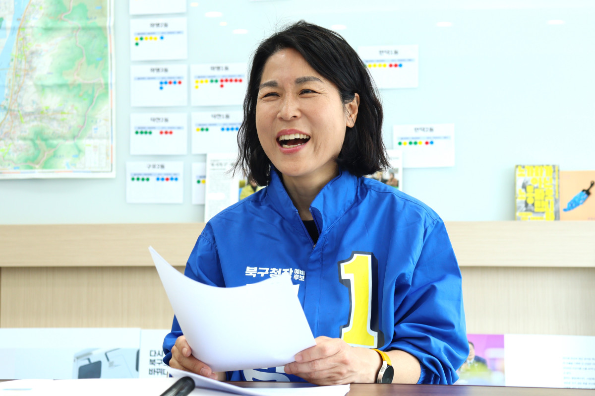 ▲정명희 북구청장 후보와 선거사무실에서 인터뷰를 진행하고 있다. (서영인 기자 @hihiro)