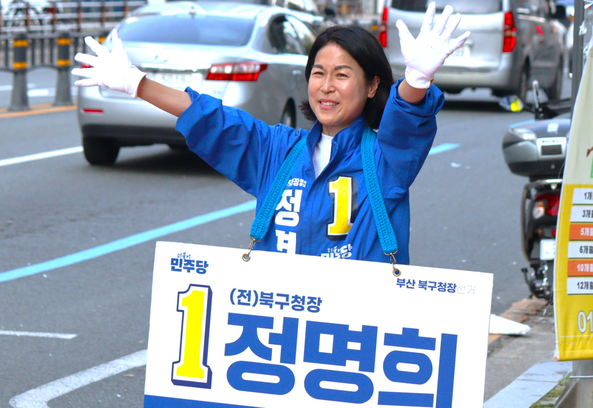 ▲거리인사 중인 정명희 북구청장 후보 (사진제공=정명희후보 캠프)