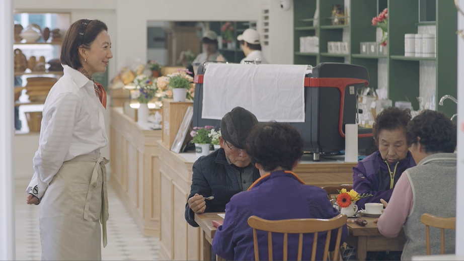 ▲홀 담당 김희애가 어르신들을 따뜻한 시선으로 바라보고 있다.(쿠팡플레이)