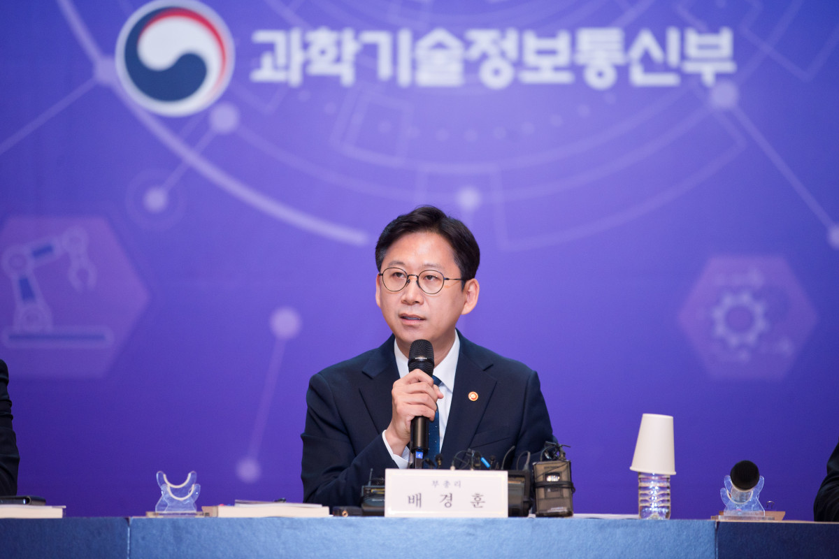 ▲배경훈 부총리 겸 과학기술정보통신부 장관이 29일 오후 서울 중구 서울중앙우체국에서 열린'과학기술정보통신부 기자간담회' 에서 발언하고 있다. (사진=과학기술정보통신부)