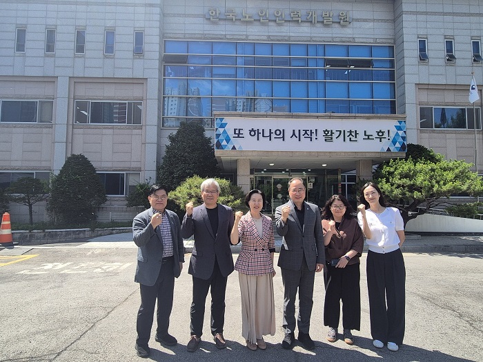 ▲방상윤 전북특별자치도 복지여성보건국장 등 도 관계자들이 지난 29일 경기도 고양시 한국노인인력개발원을 방문해 김수영 원장과 면담을 갖고 기관의 전북 이전 필요성과 협력 방안을 논의한 뒤 기념촬영을 하고 있다 (사진제공=전북특별자치도)
