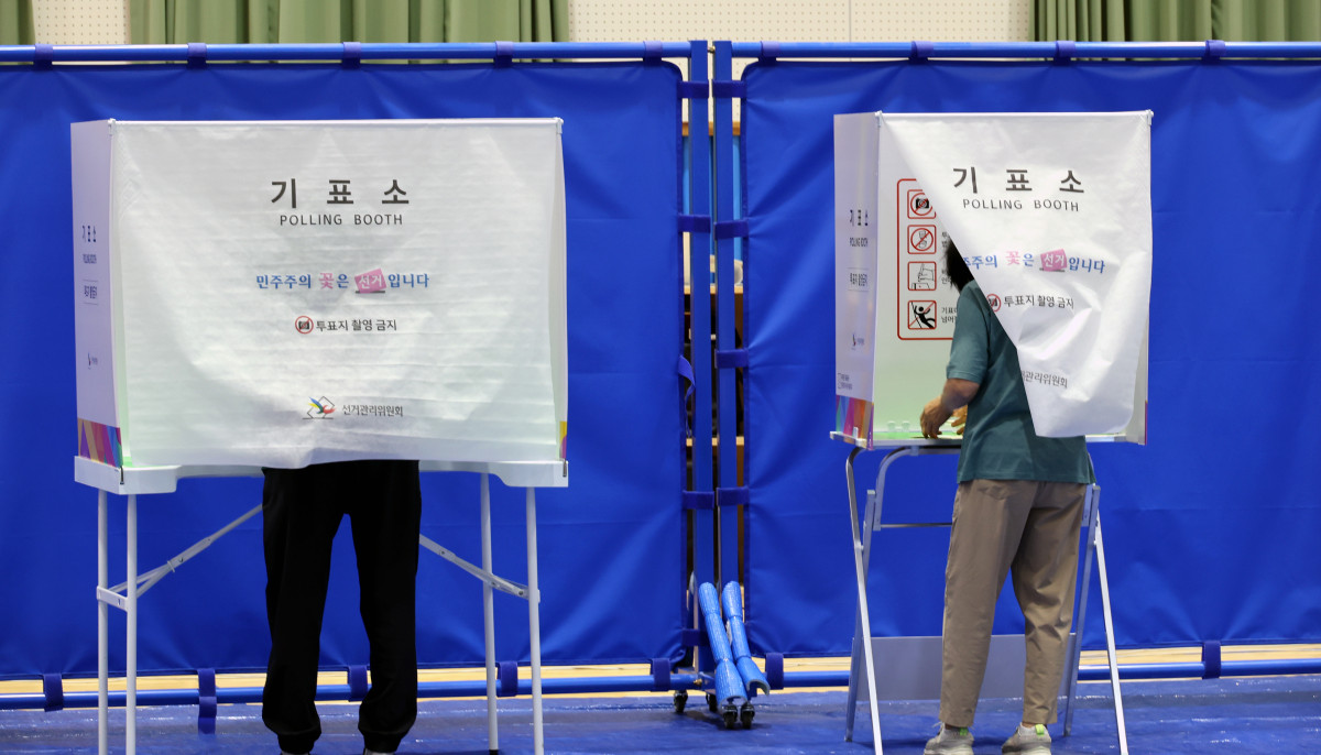 ▲제9회 전국동시지방선거 사전투표 둘째 날인 30일 오전 충북 청주시 상당구 중앙동 사전투표소인 주성초등학교 주성관에서 유권자들이 투표하고 있다. (연합뉴스)