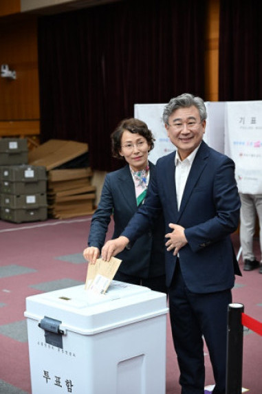 ▲천호성 전북교육감 후보와 배우자 박은미 씨가 29일 전북특별자치도청 4층 대회의실에 마련된 사전투표소에서 투표지를 투표함에 넣고 있다. (사진제공=천호성 전북교육감 예비후보 캠프)