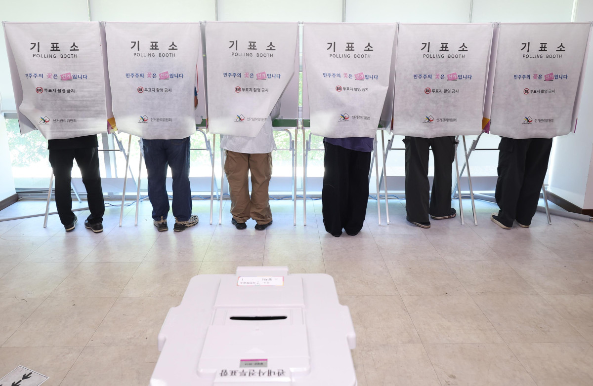 ▲30일 대구 달성군 유가읍 행정복지센터에 마련된 사전투표소에서 유권자들이 투표하고 있다. (연합뉴스)