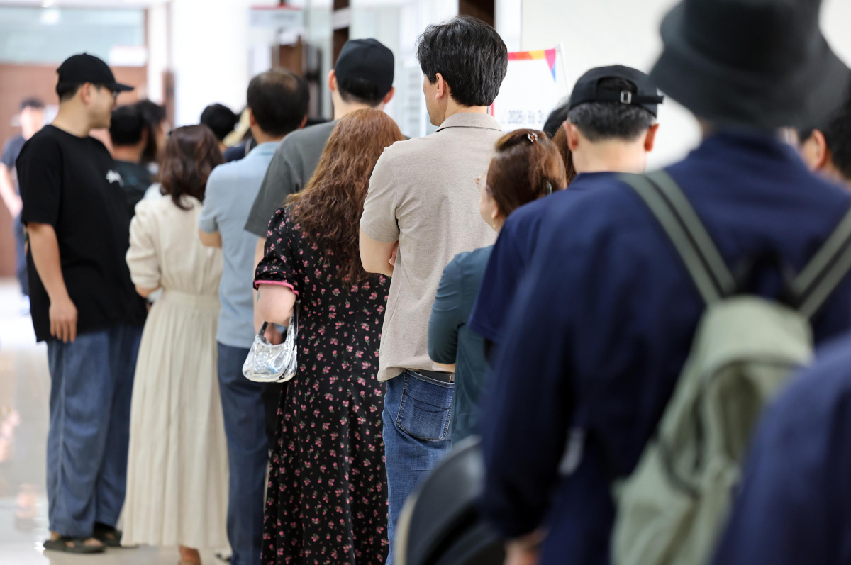 ▲30일 대구 달성군 유가읍 행정복지센터에 마련된 사전투표소에서 유권자들이 투표를 하기 위해 기다리고 있다. (연합뉴스)