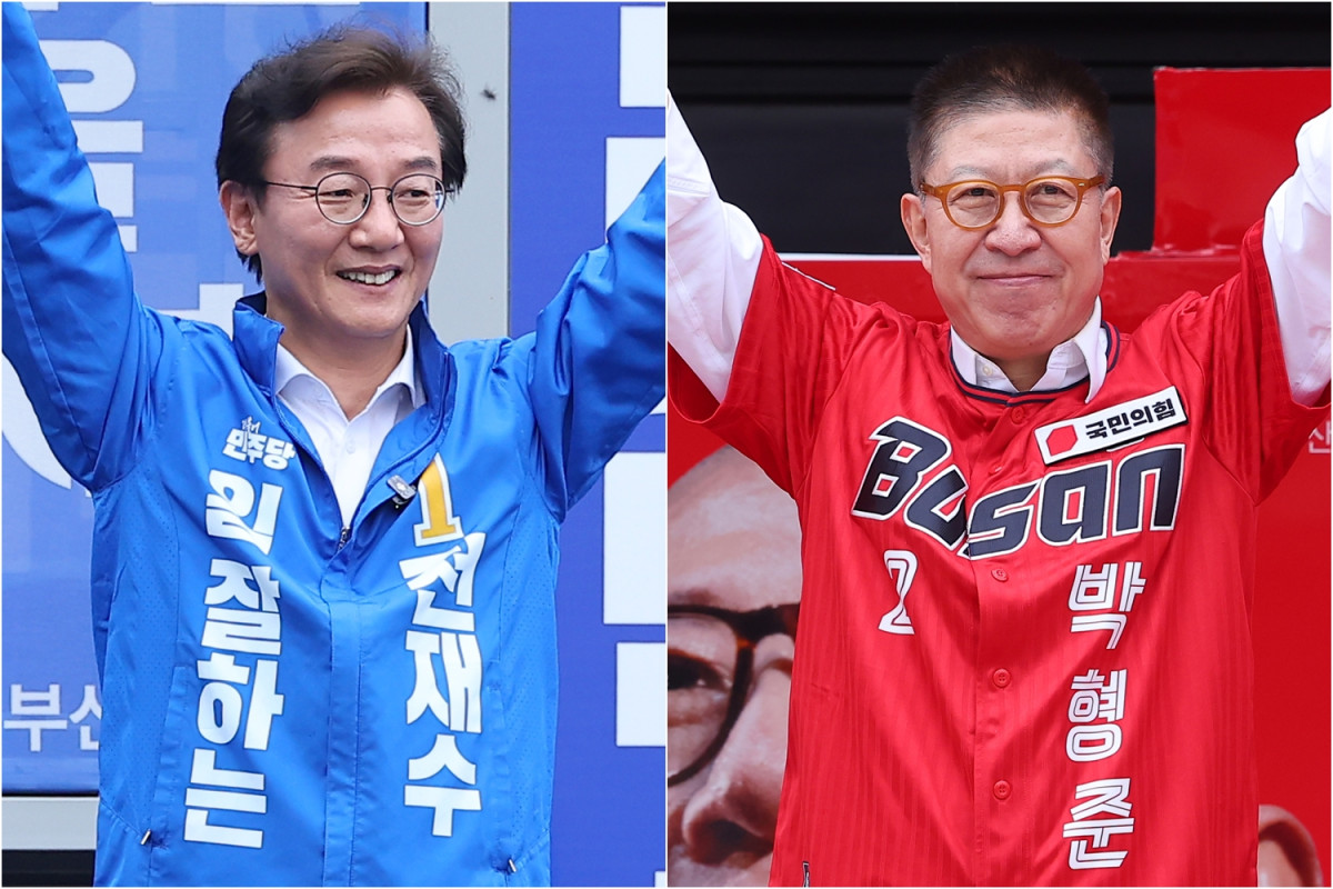 ▲21일 부산 부전역에서 출정식하는 전재수 후보(왼쪽)와 부산역에서 열린 국민의힘 부산 합동 출정식에 참석한 박형준 후보. (연합뉴스)