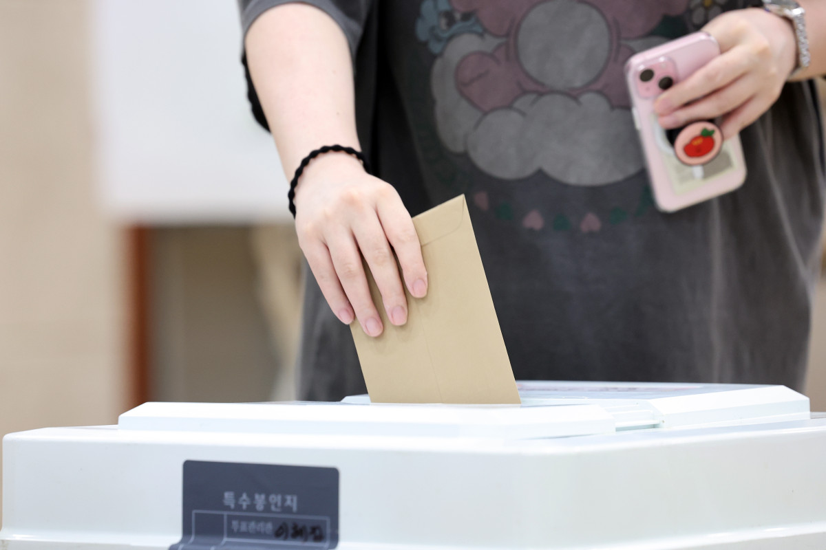▲제9회 전국동시지방선거 사전투표 이틀차인 30일 오전 광주 광산구 우산동행정복지센터 3층에 마련된 사전투표소에서 한 유권자가 투표함에 용지가 담긴 봉투를 넣고 있다. (연합뉴스)