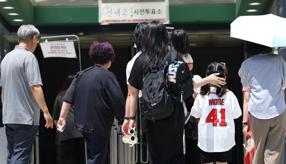 ▲30일 서울 중랑구청에 마련된 사전투표소에서 한 가족이 투표를 위해 대기해 있다. (연합뉴스)