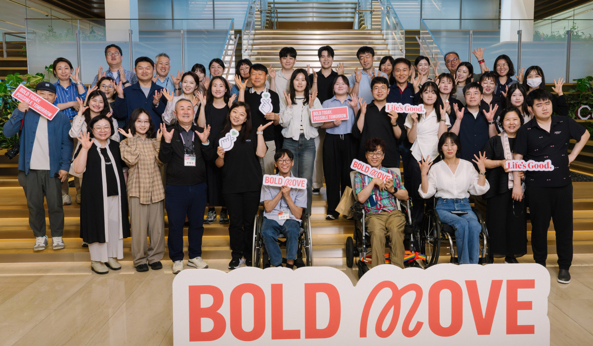 ▲LG전자가 접근성 개선 아이디어를 발굴하기 위한 고객 참여형 커뮤니티 ‘볼드 무브(Bold Move)’ 시즌 2를 운영한다. 이번 시즌 2는 기존 장애인 고객 중심에서 시니어와 비장애인 고객까지 참여 대상을 확대했다. (사진=LG전자)