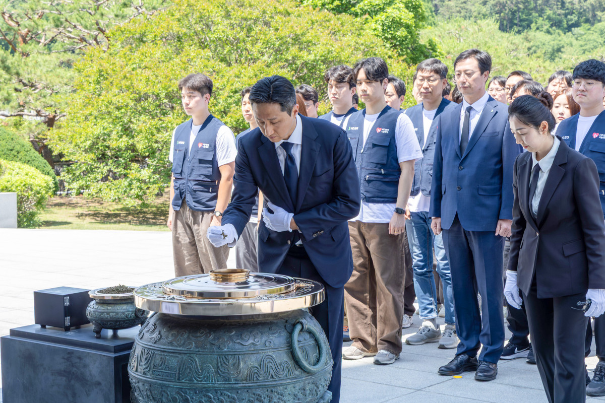 ▲HD현대 정기선 회장이 29일(금) 임직원들과 함께 국립서울현충원 현충탑을 찾아 분향을 하며 순국선열과 호국영령을 기리고 있다. (사진=HD현대)