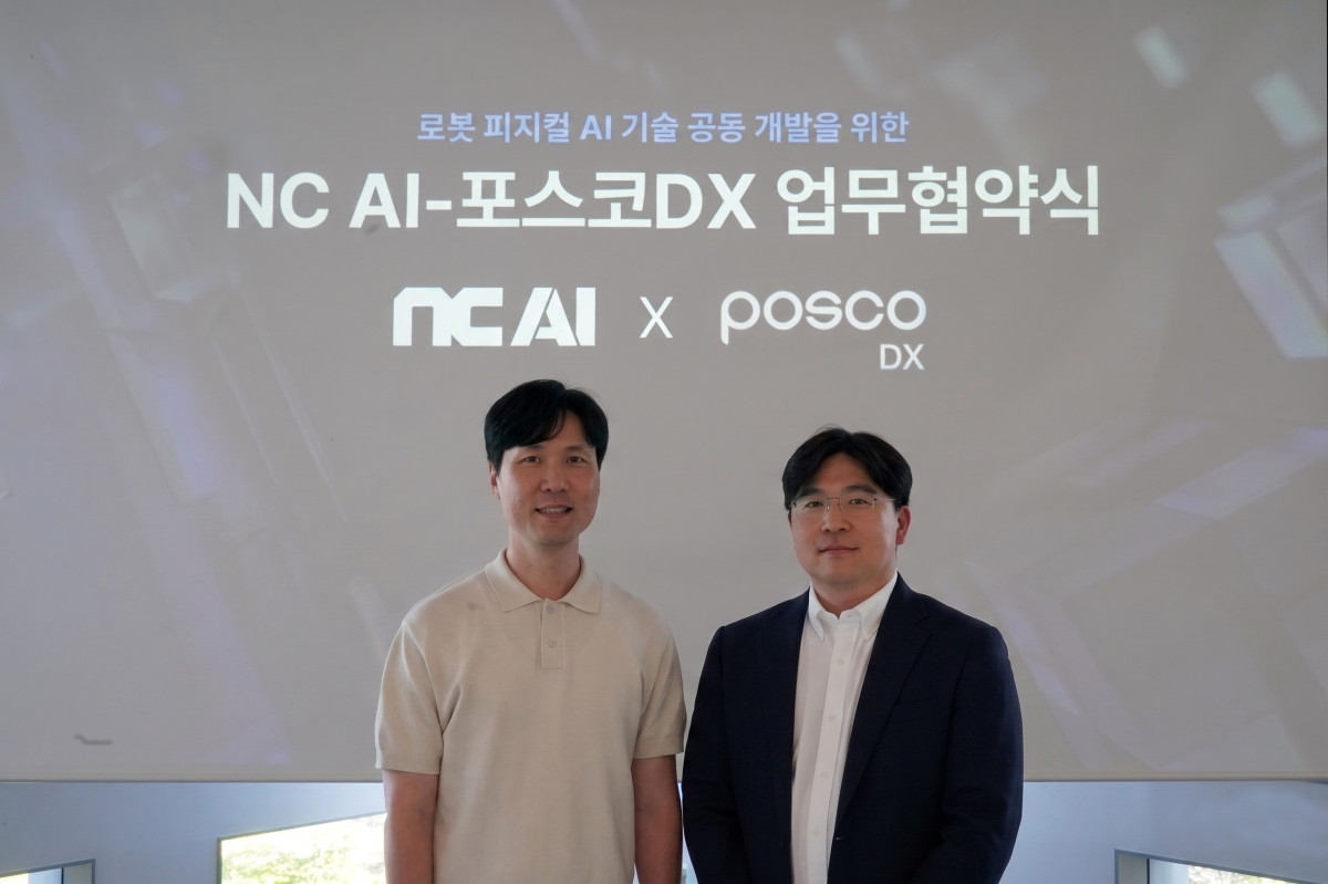 ▲피지컬 AI 선도기업 NC AI가 29일 포스코DX와 로봇 파운데이션 모델 공동 개발 및 기술 협력을 위한 전략적 업무협약을 체결했다고 밝혔다. 사진은 협약식에서 왼쪽부터 김민재 NC AI CTO, 윤석준 포스코DX 로봇자동화센터장. (사진제공=NC AI)