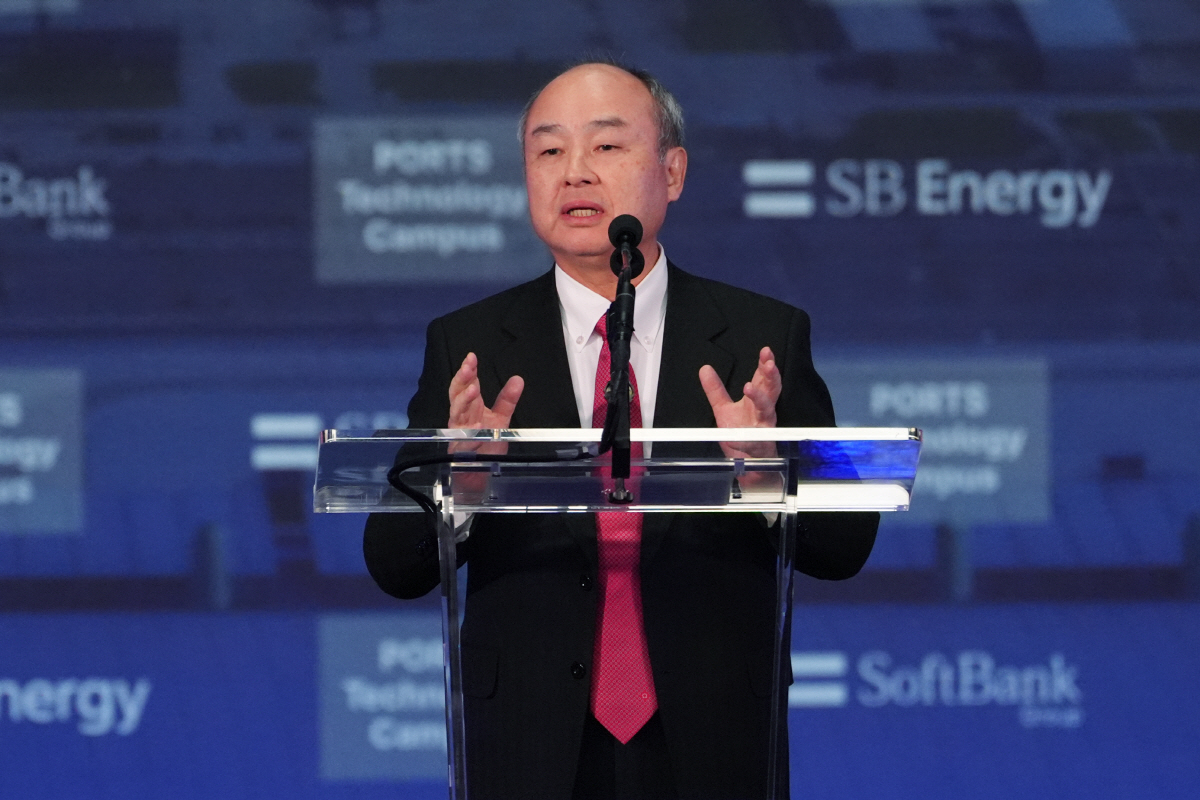 ▲손정의 소프트뱅크그룹 회장 겸 최고경영자(CEO)가 3월 20일(현지시간) 미국 오하이오주 피케톤에서 새 데이터센터 건설 계획을 발표하고 있다. (피케톤(미국)/AP뉴시스)