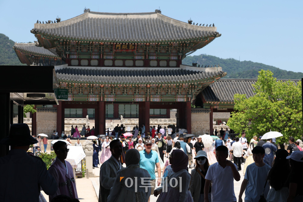 ▲31일 서울 종로구 경복궁 일대가 외국인 관광객들로 붐비고 있다. 서울시에 따르면 올해 4월 서울을 방문한 외국인 관광객은 156만 명으로 지난해 같은 달(130만 명)보다 18.8% 증가했다. 또한 한국관광공사의 관광통계와 문화체육관광부 외래관광객조사 분석 결과, 서울 방문 외국인 관광객의 카드 소비액은 1조1532억 원으로 지난해 같은 달보다 50.5% 늘어난 것으로 나타났다. 고이란 기자 photoeran@