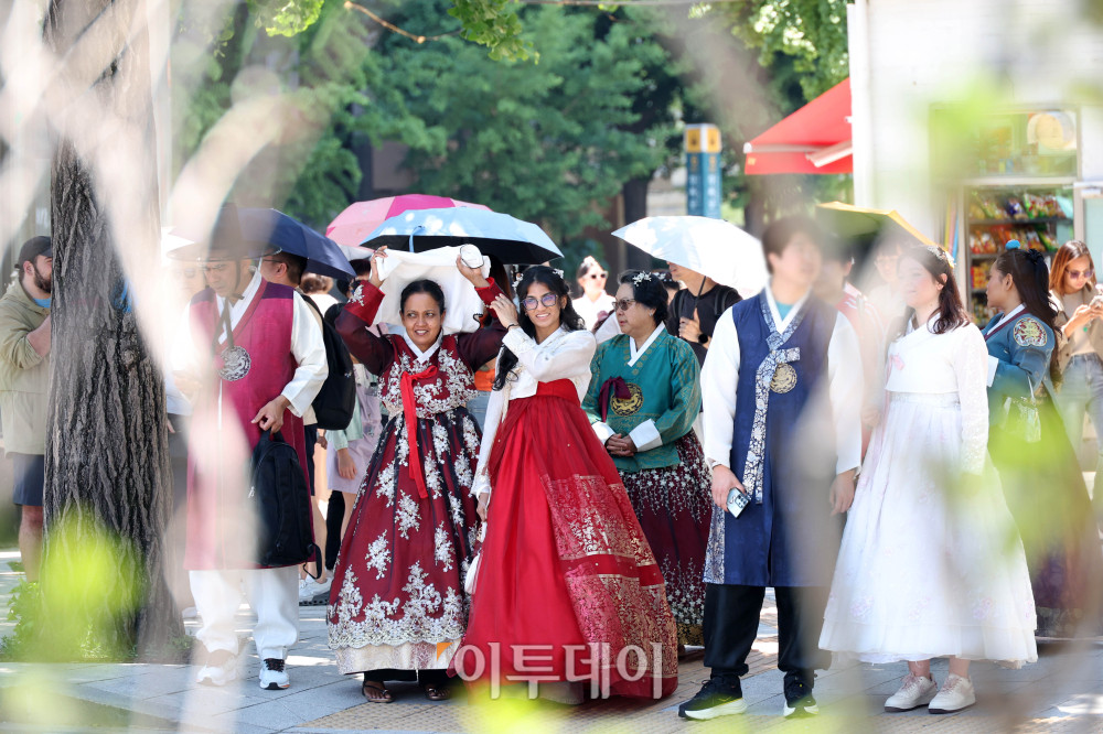 ▲31일 서울 종로구 경복궁 일대가 외국인 관광객들로 붐비고 있다. 서울시에 따르면 올해 4월 서울을 방문한 외국인 관광객은 156만 명으로 지난해 같은 달(130만 명)보다 18.8% 증가했다. 또한 한국관광공사의 관광통계와 문화체육관광부 외래관광객조사 분석 결과, 서울 방문 외국인 관광객의 카드 소비액은 1조1532억 원으로 지난해 같은 달보다 50.5% 늘어난 것으로 나타났다. 고이란 기자 photoeran@