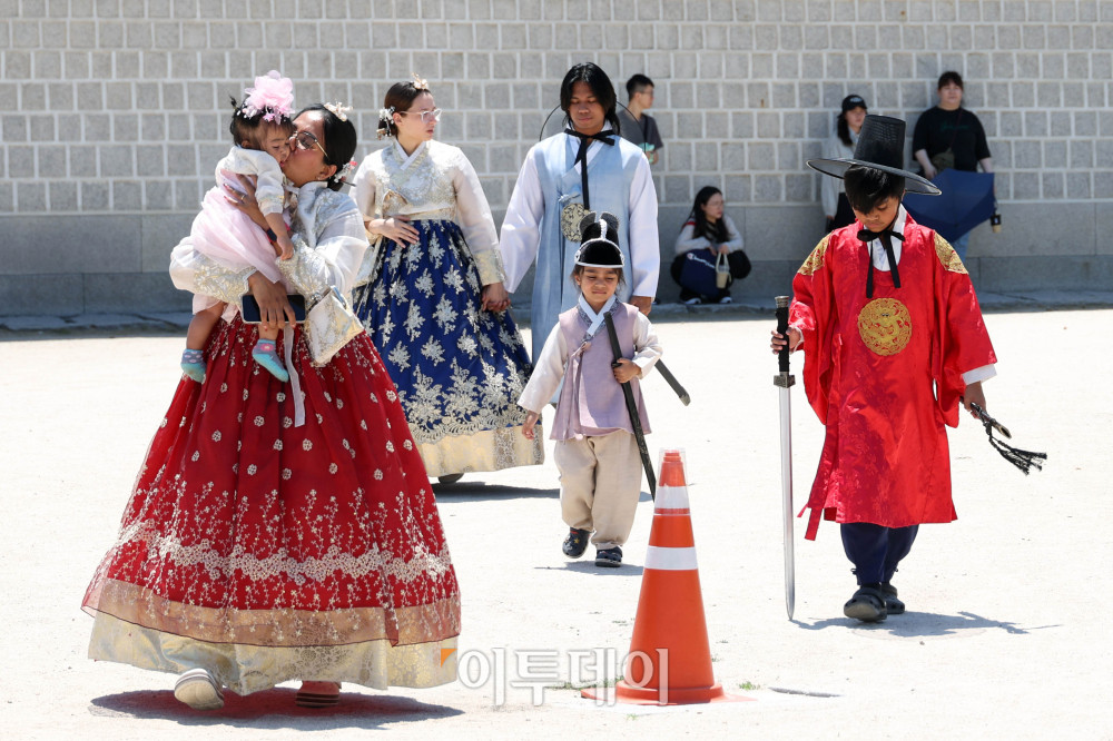 ▲31일 서울 종로구 경복궁 일대가 외국인 관광객들로 붐비고 있다. 서울시에 따르면 올해 4월 서울을 방문한 외국인 관광객은 156만 명으로 지난해 같은 달(130만 명)보다 18.8% 증가했다. 또한 한국관광공사의 관광통계와 문화체육관광부 외래관광객조사 분석 결과, 서울 방문 외국인 관광객의 카드 소비액은 1조1532억 원으로 지난해 같은 달보다 50.5% 늘어난 것으로 나타났다. 고이란 기자 photoeran@